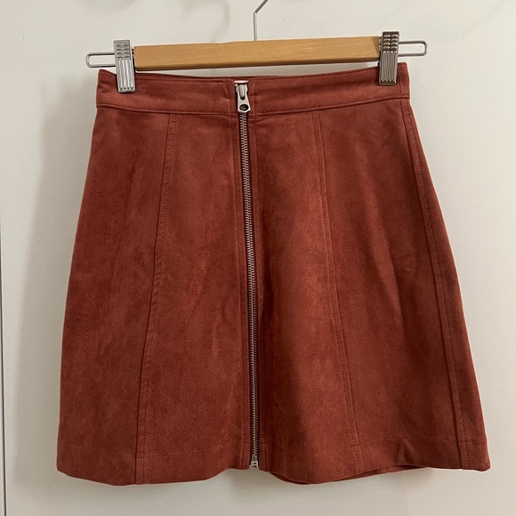 Aritzia suede skirt never worn - Picture 1 of 1